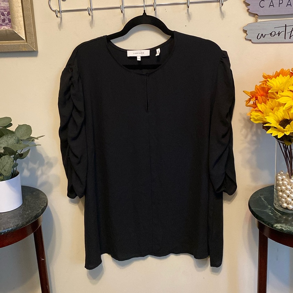 Lark & Ro Black Top w/Ruffled 3/4 Sleeves Sz XXL. Key Hole & Button Front.
